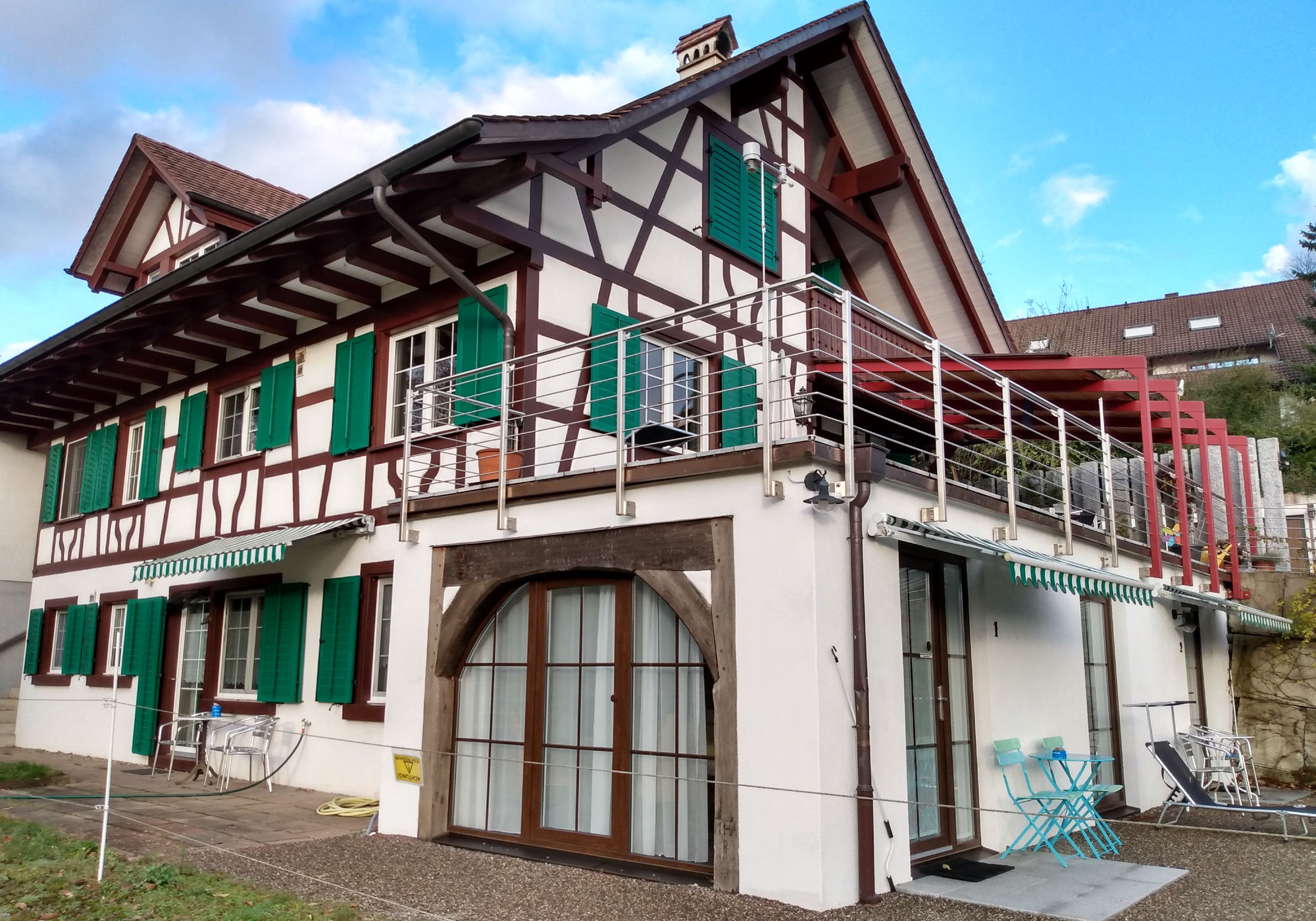 Aussenansicht: Links Ferienwohnung, Mitte 2 Bett Zimmer, rechts Einzelzimmer 