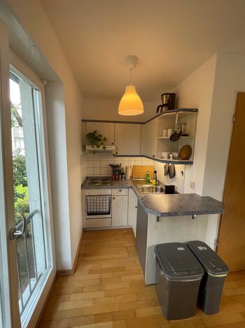 Küche mit Kaffeemaschine, Mikrowelle, sowie Herd und Backofen