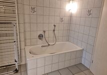 Gemeinschafts-Bad mit Dusche und Badewanne