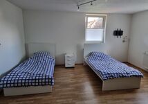 Schlafzimmer (Z2) mit 2 Einzelbetten (Kachelofen und Gasheizung)