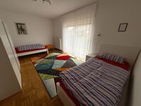 Zimmer mit 2 Einzelbetten und 2 kl. Schränken