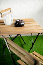 Balkon mit Sitzbereich und Aschenbecher zum rauchen