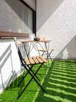 Balkon mit Rasen und Sitzbereich