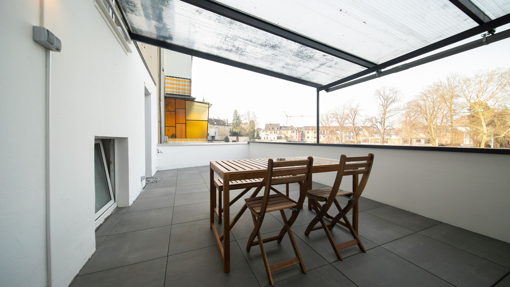 Schöne Sonnen Terrasse mit Sitzgelegenheit