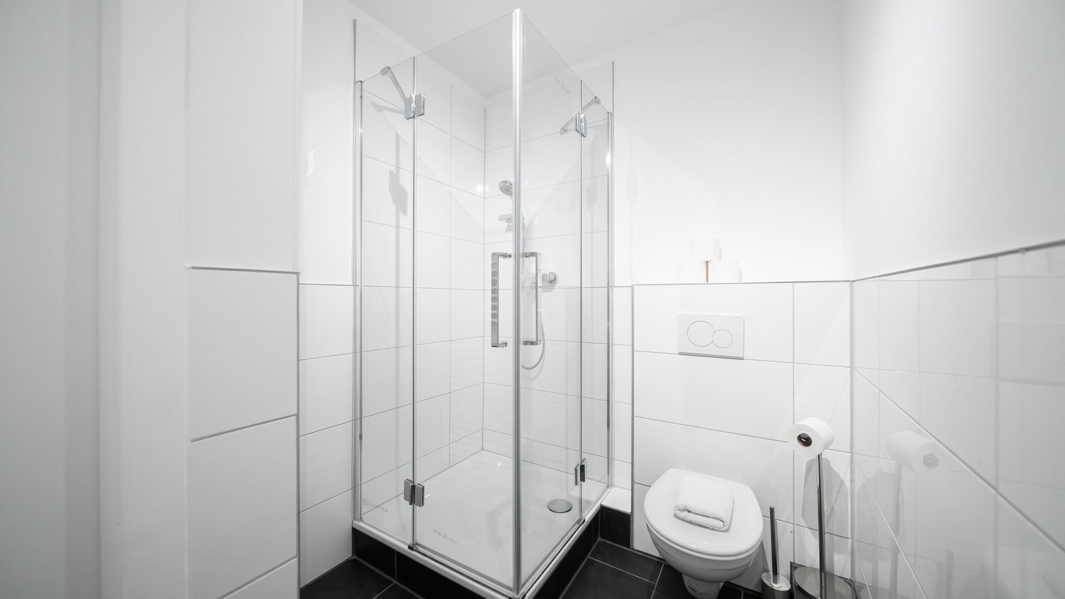 Geräumiges Badezimmer mit moderner Dusche