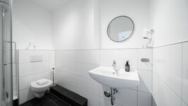 Badezimmer mit Seife & Föhn