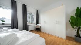 Zwei große Kleiderschränke für drei Gäste