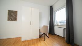 Schreibtisch mit Polsterstuhl