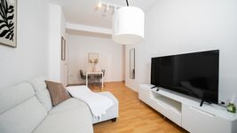 Großes Wohnzimmer mit Smart-TV