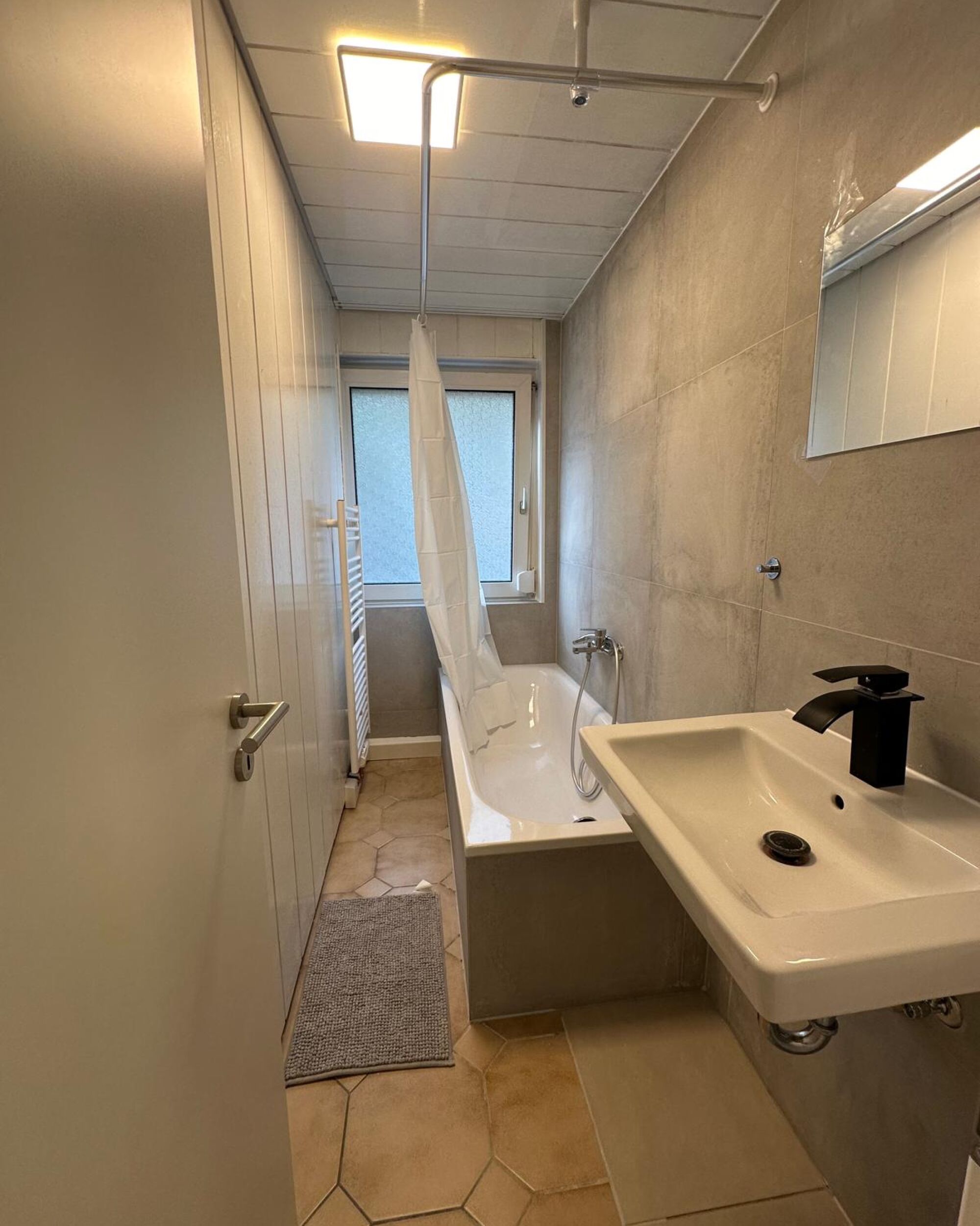 BADEZIMMER MIT BADEWANNE