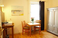 Schlafzimmer 3 - Waschbecken, Sitzecke und Schrank