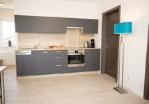 Küche mit Backofen in den großen Apartments