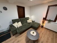 Das Sofa ist bequem und die Rückenlehnen sind elektrisch verstellbar.