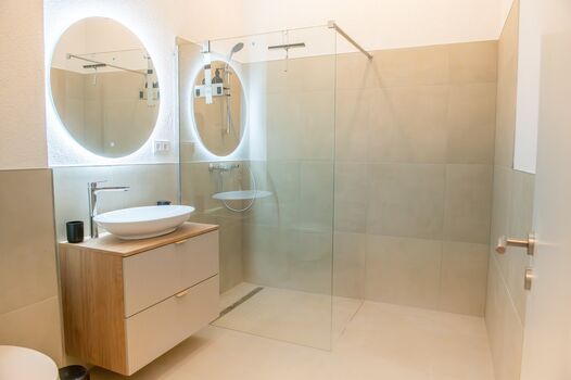 Großzügiges Badezimmer mit Walk-In Dusche