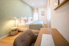 Arbeitsplatz mit Bürostuhl