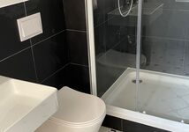 Modernes neues Bad mit Dusche und Wanne in jeder Wohnung