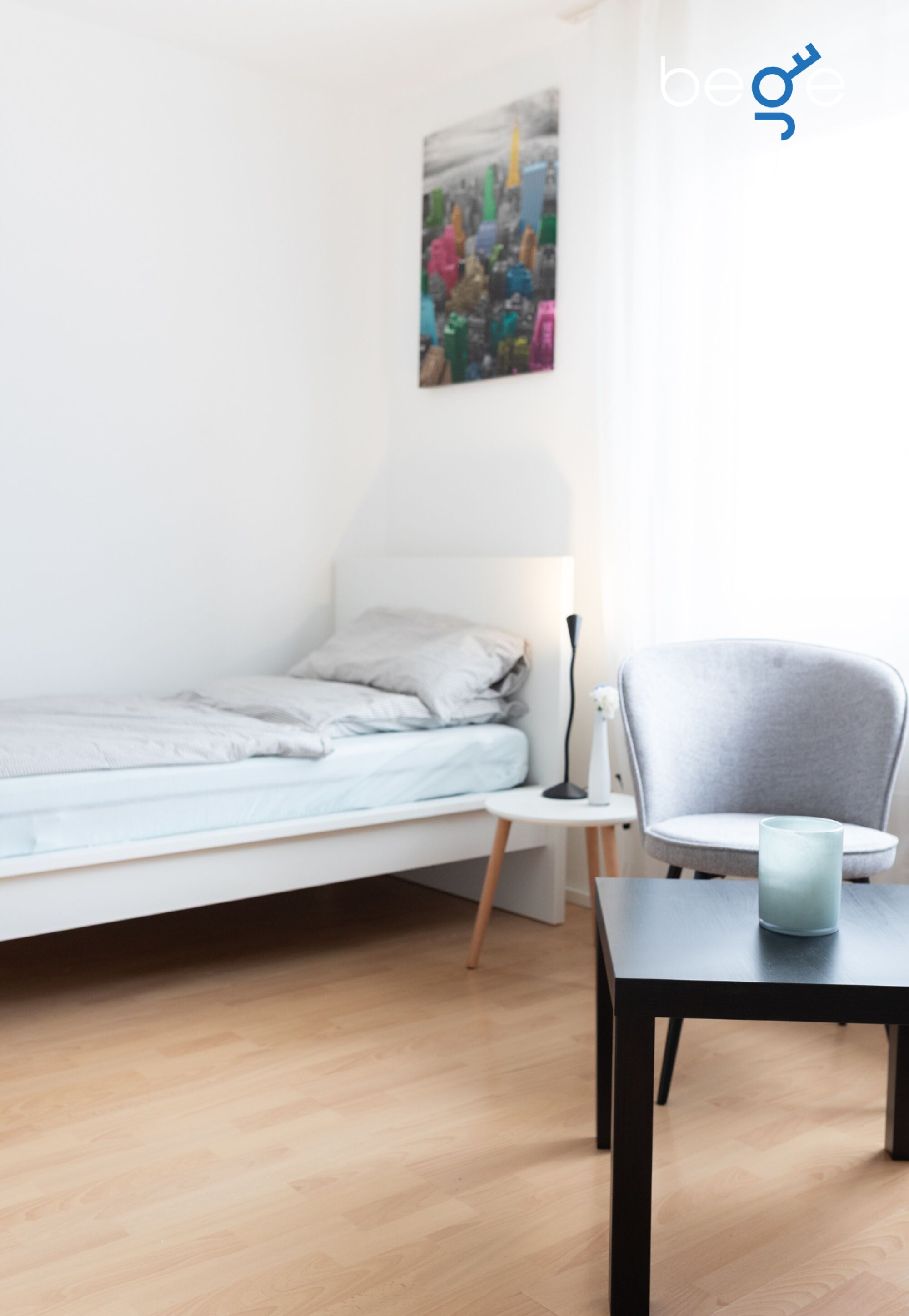 Schlafzimmer mit zwei Einzelbetten, Sitzecke und Smart TV