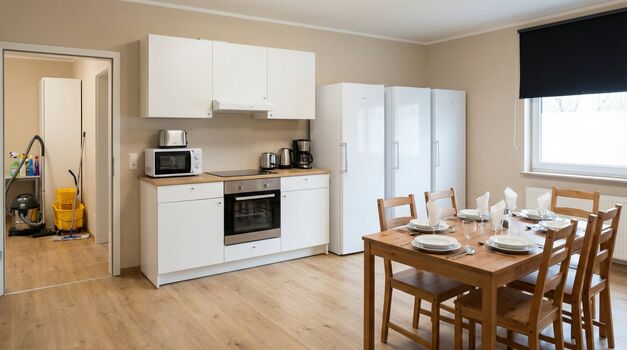 MH1 / TOMASZ-LIVING in MÜLHEIM - Großes Zimmer + WLAN Picture 4