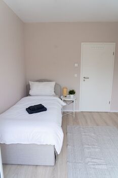 HOCHWERTIG EINGERICHTET | EINZELBETTEN | FREE PARKING & WiFi Bild 3