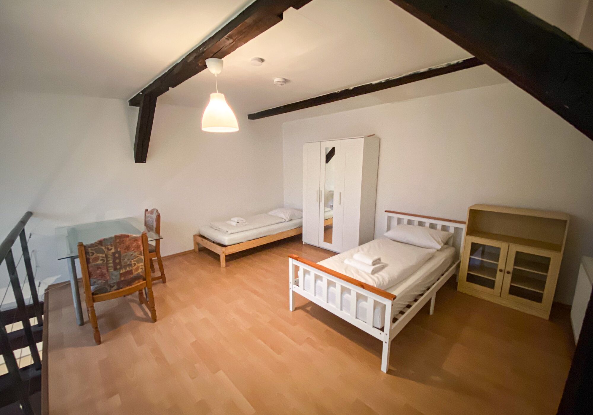 Schlafzimmer mit zwei Einzelbetten auf der Empore