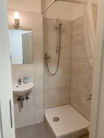 Badezimmer mit Dusche