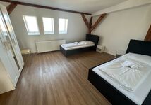 Schlafzimmer mit zwei Einzelbetten