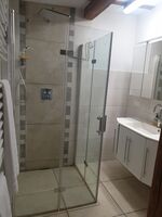 Badezimmer mit Dusche
