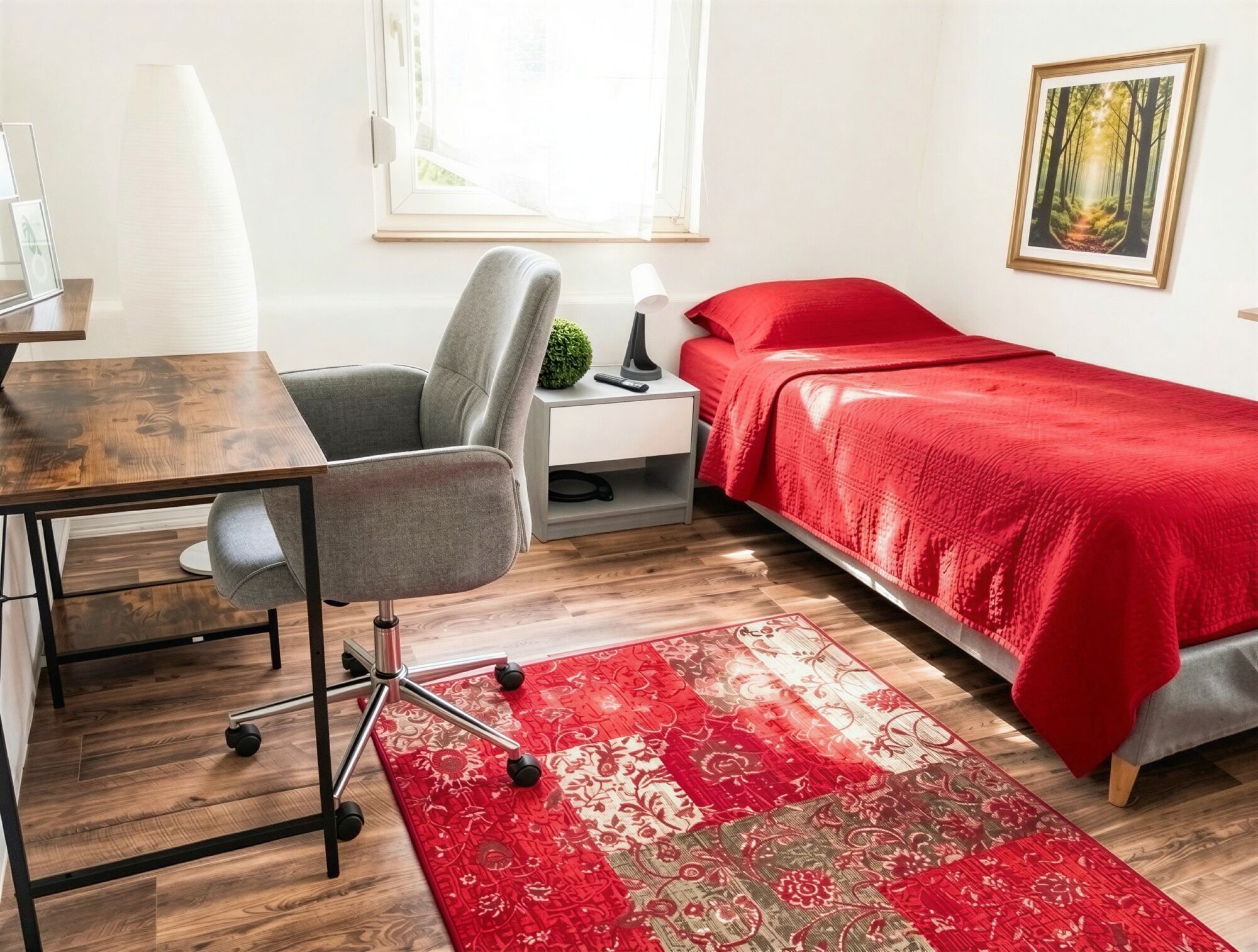 Einzelzimmer mit Schreibtisch