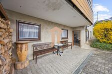 Terrasse und Eingang