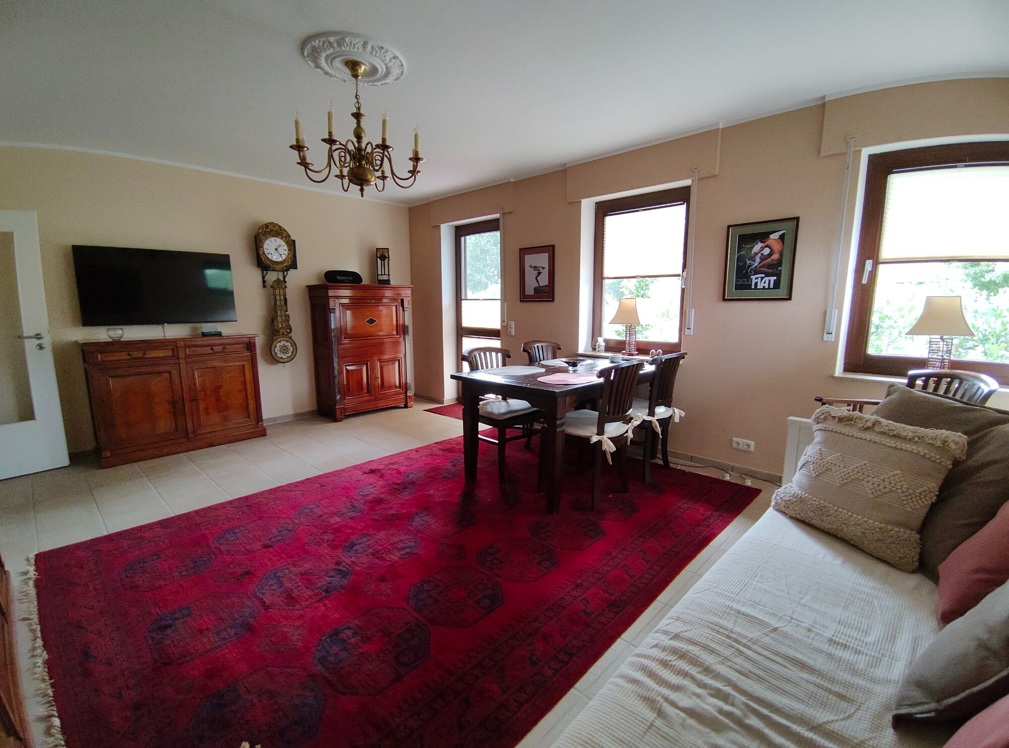 Wohnzimmer mit Schlafcouch mit zwei Ebenen