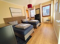 Schlafzimmer mit zwei Einzelbetten