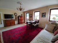 Wohnzimmer mit Schlafcouch mit zwei Ebenen