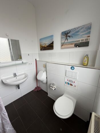 Bad mit Dusche, WC und Pissoir 