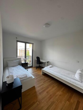 Moderne Monteurwohnung mit Balkon, WLAN, voll ausgestatteter Küche & Par