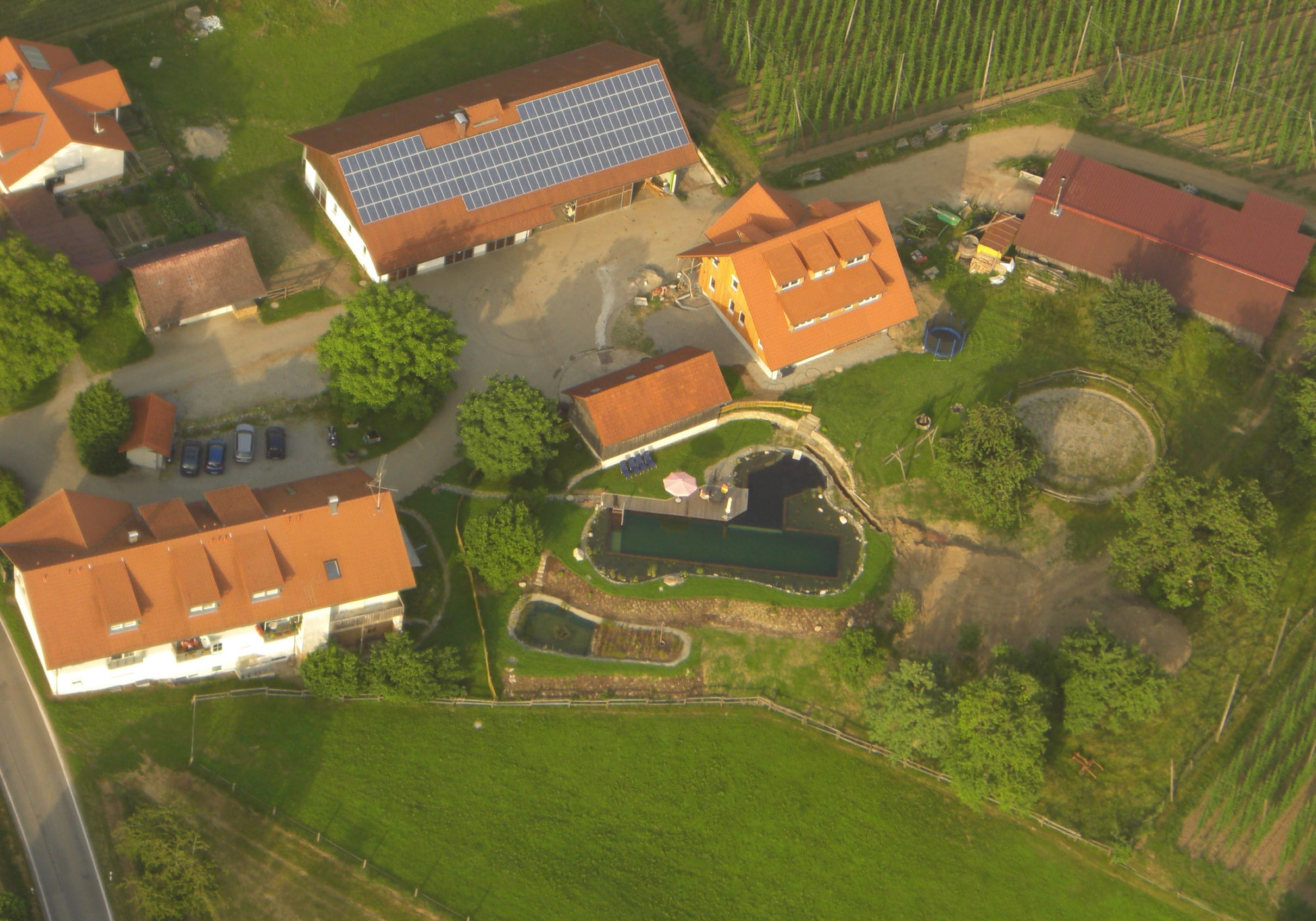 Ferienbauernhof in Alleinlage, eingezäunter Garten mit Naturpool