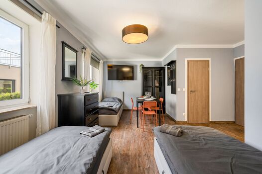 Apartment 1 (Apartment 4 baugleich): 3 Einzelbetten, TV und Esstisch