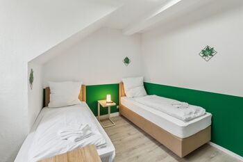 Schlafzimmer mit 2 Hotelbetten