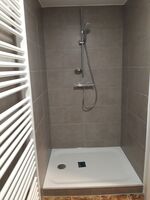 Dusche im Badezimmer