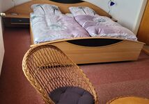 Schlafzimmer mit Doppelbett