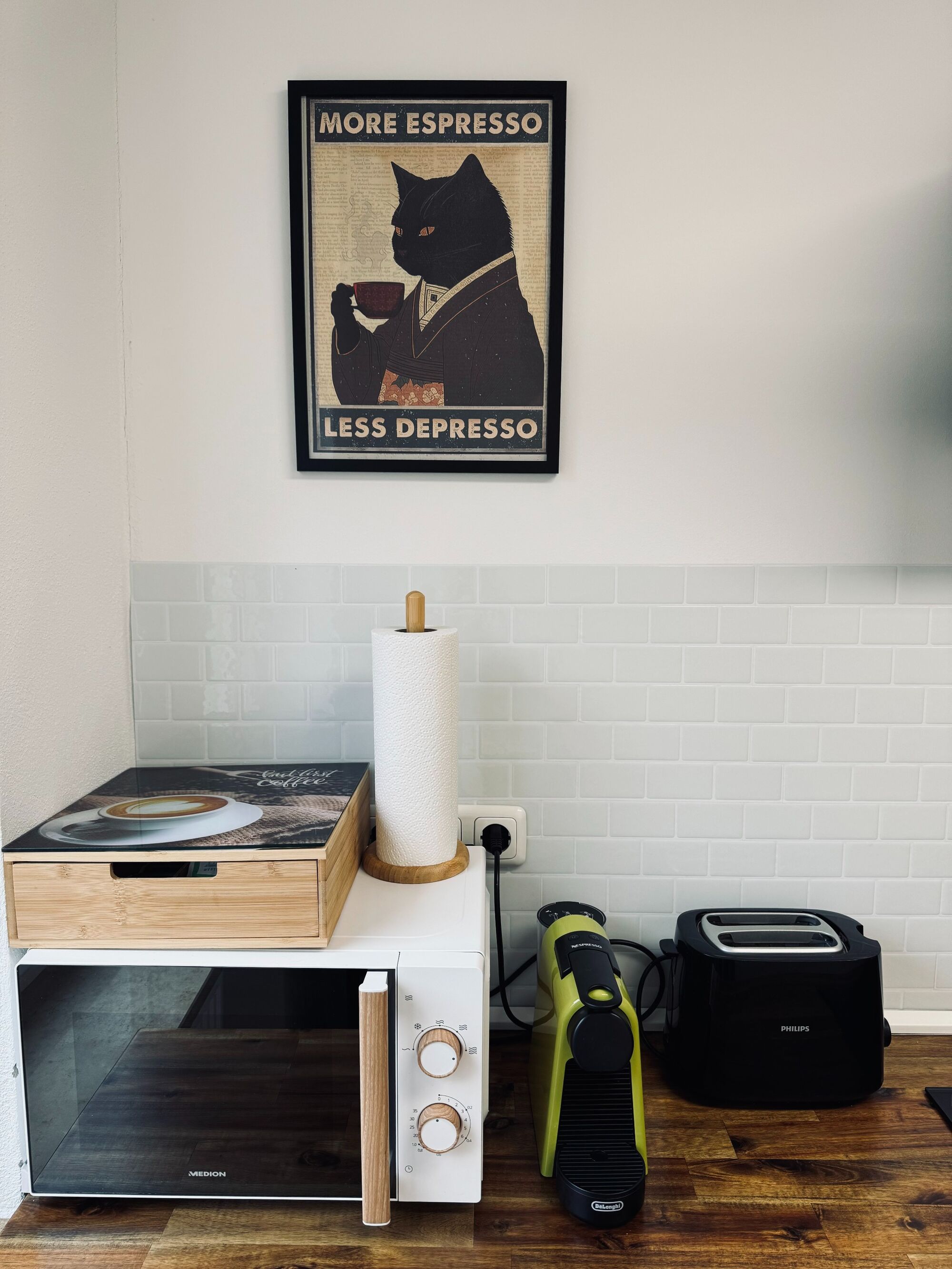 Bequemes Kaffee-Setup mit Mikrowelle und Toaster für einen schnellen Start in den Tag 