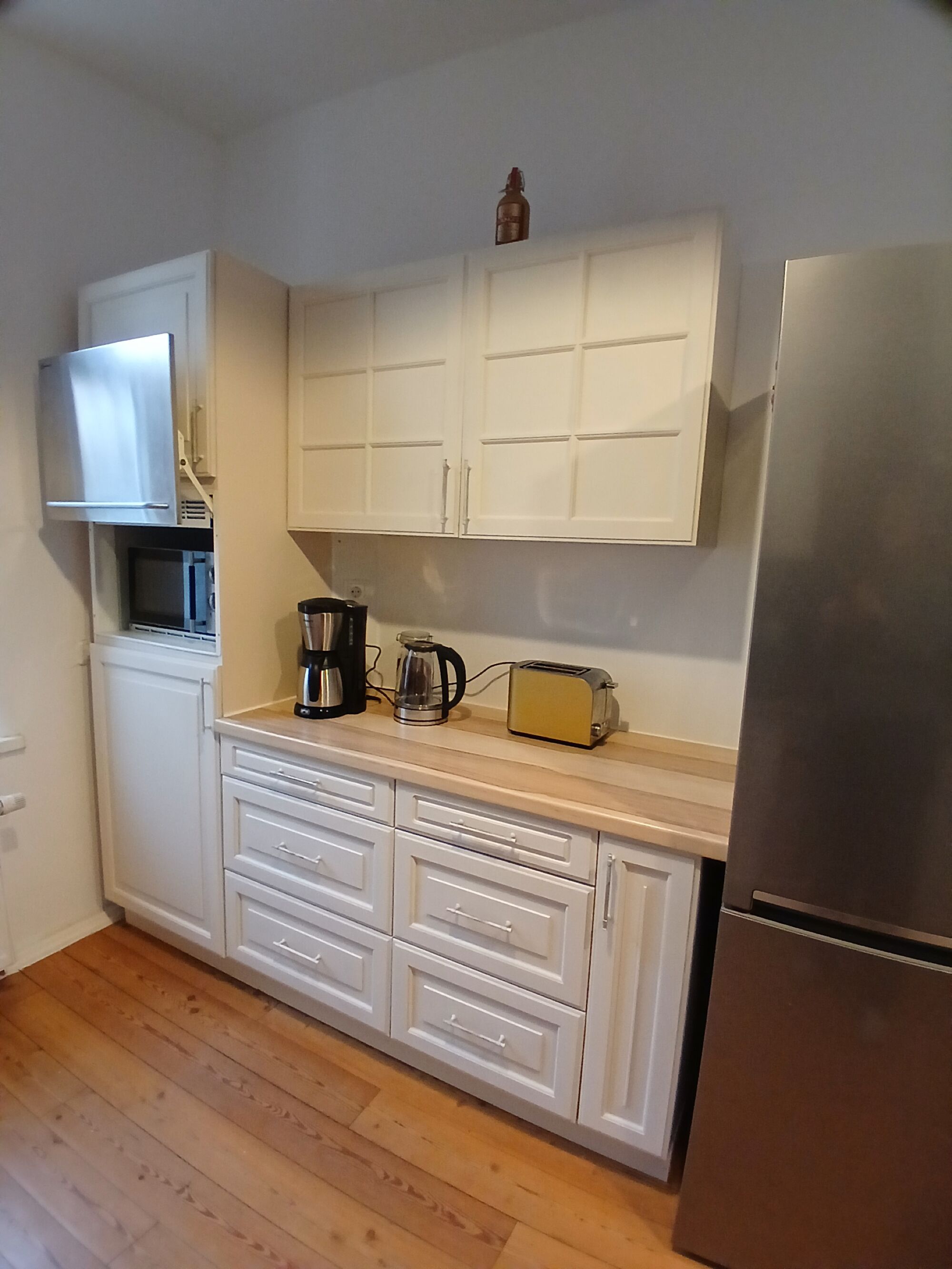 Mikrowelle, Kühl-Gefrier-Kombi, Kaffeemaschine