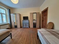 großes Schlafzimmer mit SmartTV + 2 Schränken