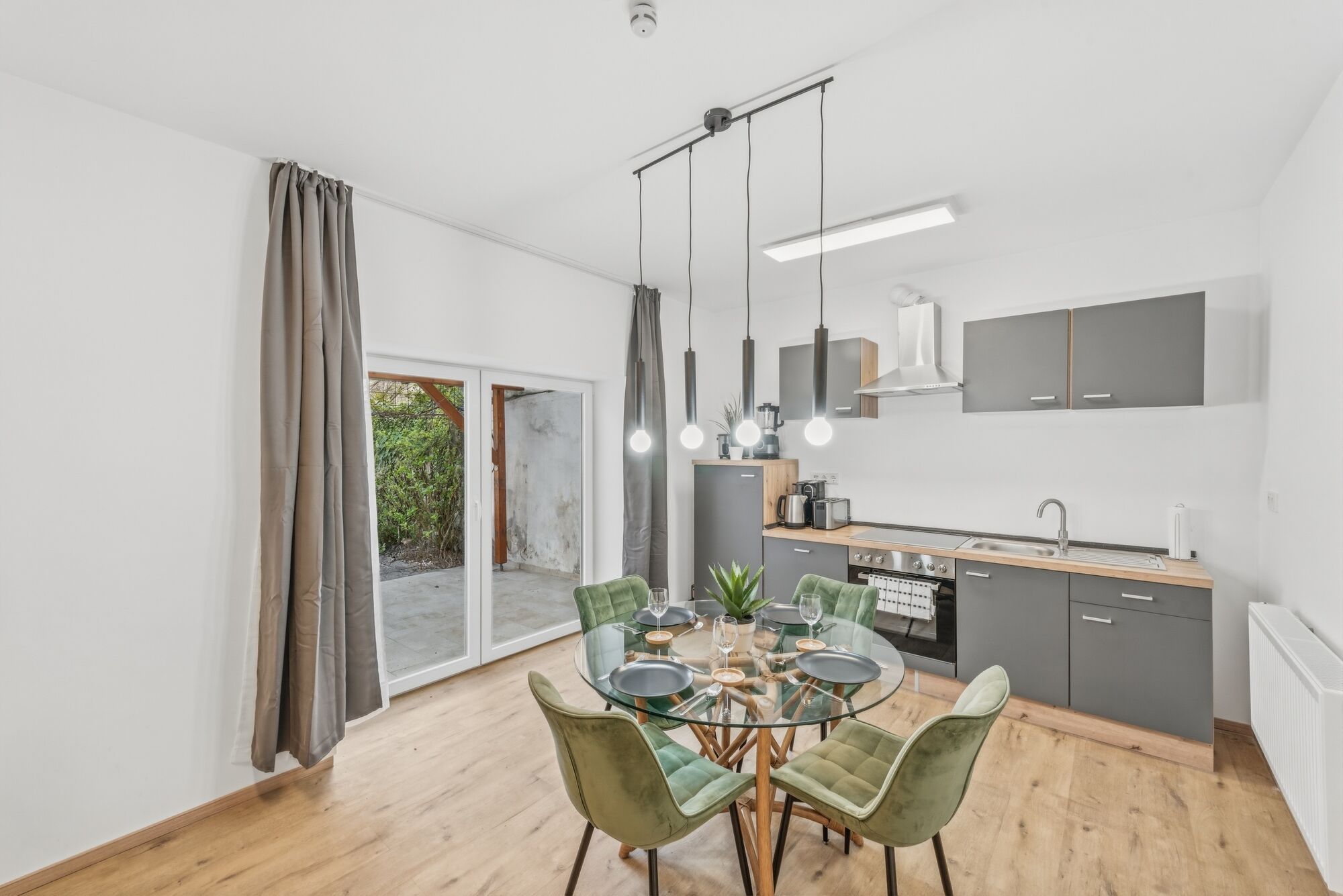 Lichtdurchflutetes Wohnzimmer mit direktem Gartenzugang – entspannen nach dem Einsatz