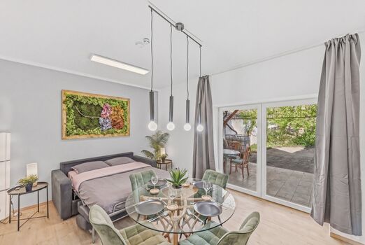Helles Wohn-/Schlafzimmer mit Moosgemälde & Pendelleuchten – gemütlich nach Feierabend