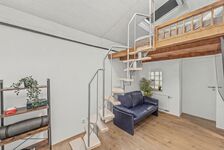 Helle Wendeltreppe verbindet Wohn- und Schlafebene – praktisch & stilvoll