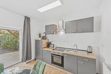 Vollausgestattete Küche mit Backofen & Dunstabzug – selbst kochen spart Kosten