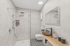 Modernes Bad mit ebenerdiger Dusche & Naturstein-Waschtisch – Vollausstattung