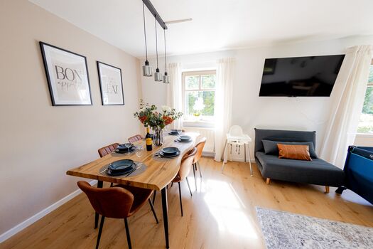 Esstisch und Wohnzimmer mit TV