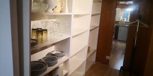 "Vorratsecke", Geschirr und viel Privates