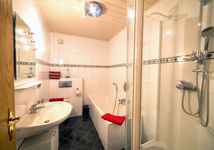 Badezimmer mit Dusche und Badewanne